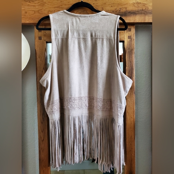 Fringed Fabric long Vest. Size 3 Maurices. Beige in color, very very, soft. - Picture 4 of 4